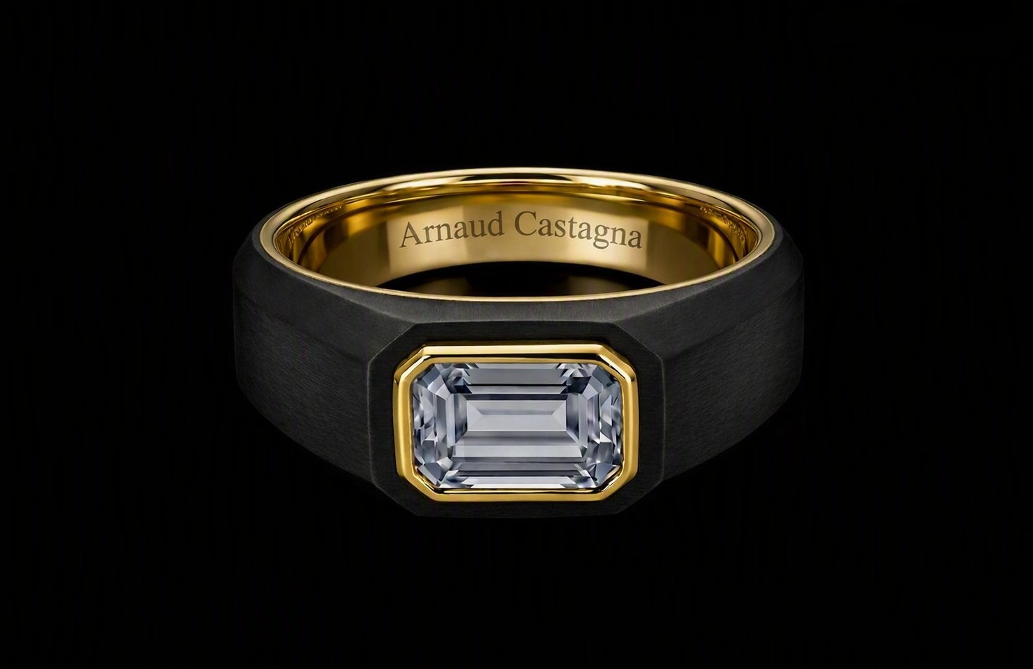 Bague en titane noir microbillé, intérieur sertissage or 18 carats gravé « Arnaud Castagna », diamant taille émeraude